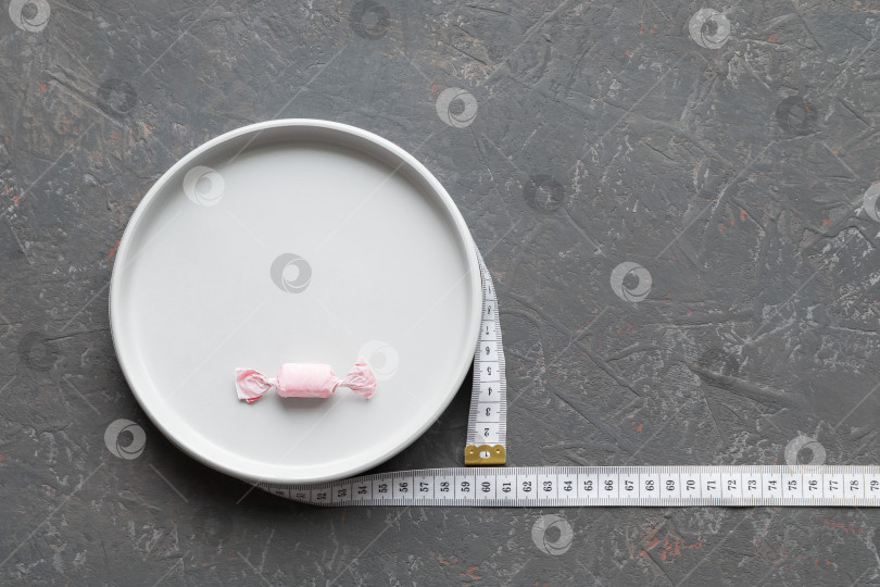 Скачать Коллаж из измерительного прибора и тарелок для поедания конфет фотосток Ozero