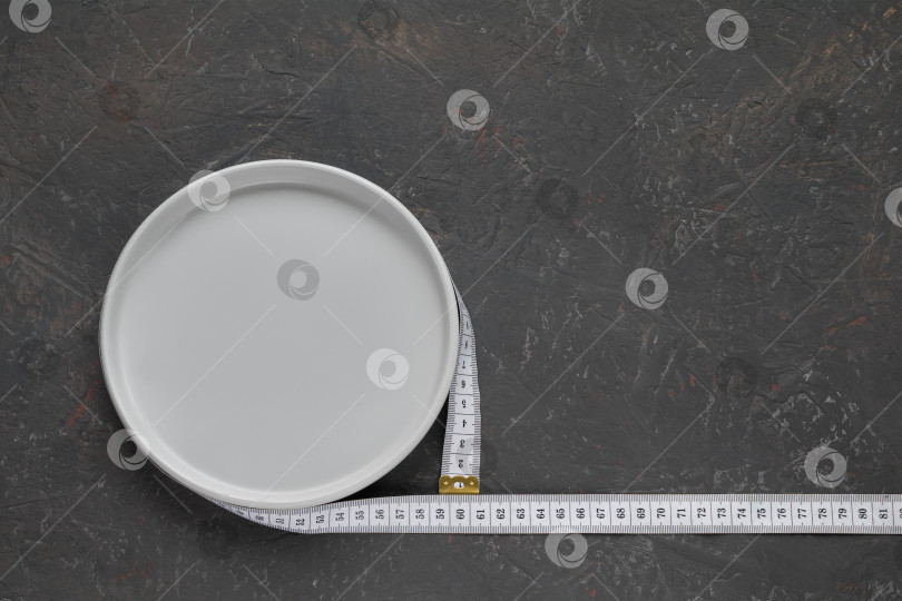 Скачать Коллаж из измерительного прибора и тарелок для еды фотосток Ozero