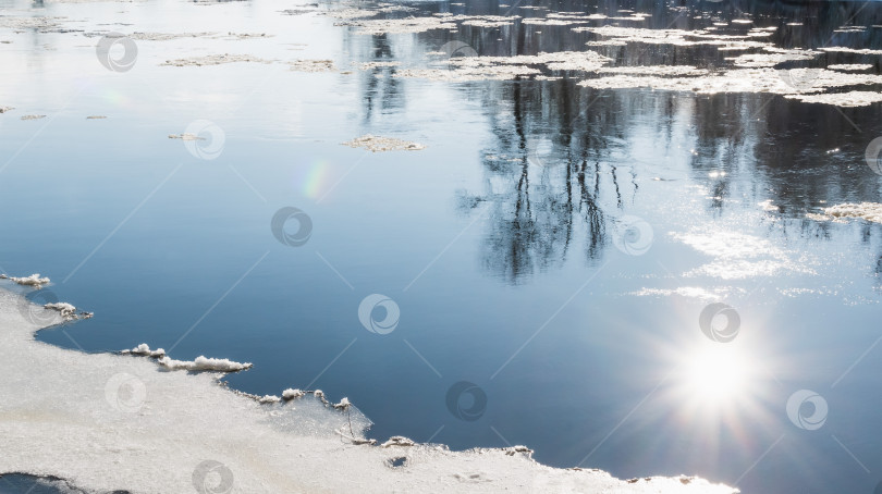 Скачать Весенний лед на реке тает фотосток Ozero