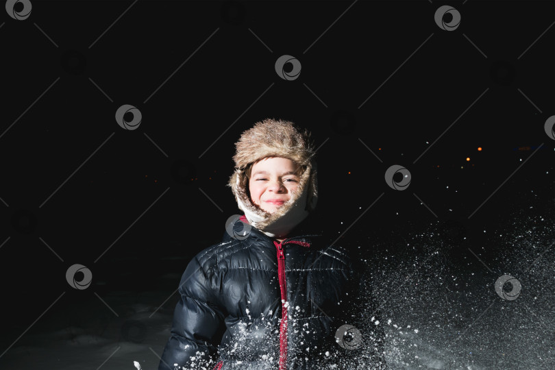 Скачать Вечерняя фотография девушки в снежную морозную погоду фотосток Ozero