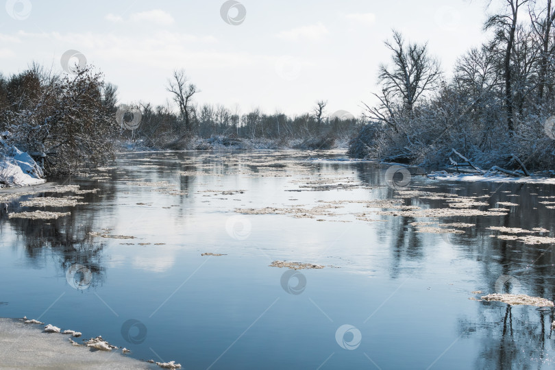 Скачать Весенний лед на реке тает фотосток Ozero