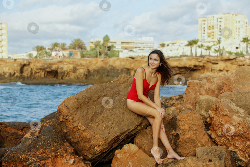 Скачать Портрет женщины на пляже, океан, единение с природой, здоровый образ жизни фотосток Ozero