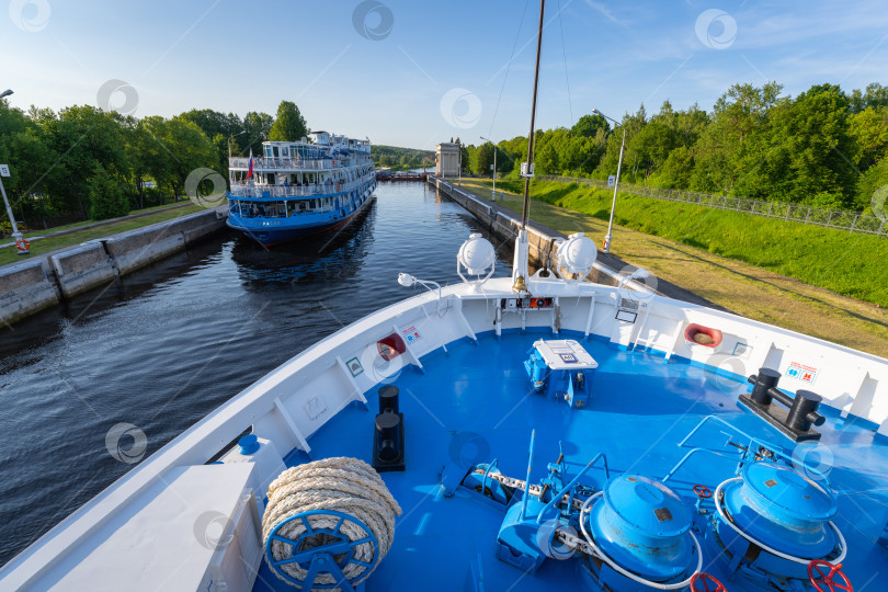 Скачать Круизные речные пароходы проплывают по каналу имени Москвы фотосток Ozero