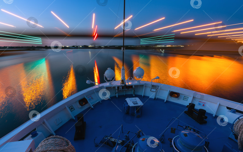 Скачать Круизный пароход под мостом на закате, длительная экспозиция фотосток Ozero