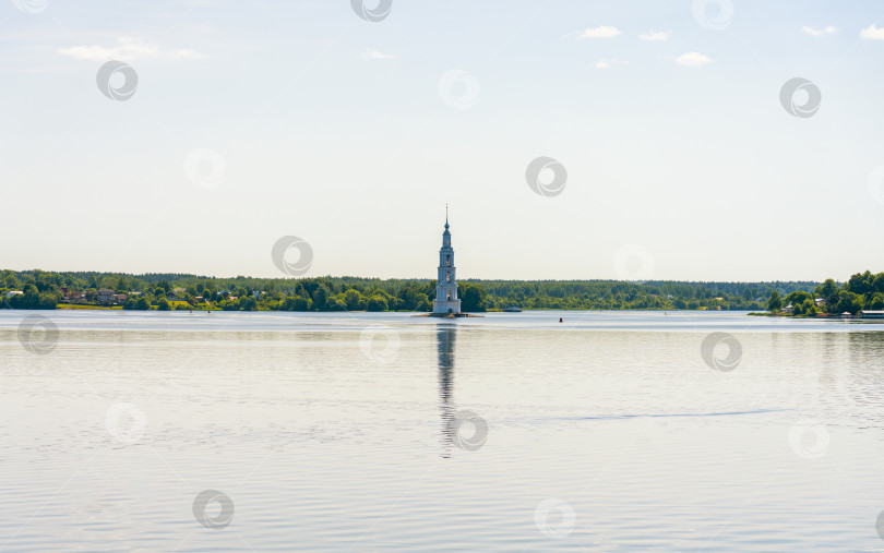 Скачать древний русский город Калязин ушел под воду, где над поверхностью воды торчит колокольня от затопленной церкви фотосток Ozero