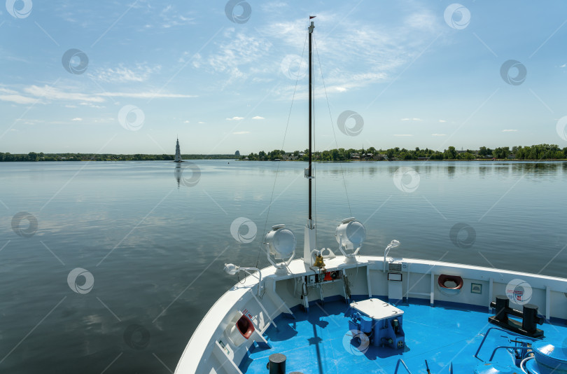 Скачать Круизный пароход проплывает мимо ушедшего под воду древнего русского города Калязин, где над поверхностью воды торчит колокольня затопленной церкви фотосток Ozero