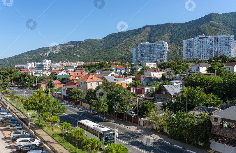 Скачать Панорама города Геленджик, окруженного горами, с высоты птичьего полета фотосток Ozero