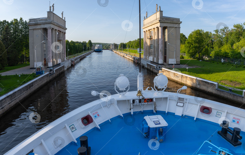 Скачать Круизные речные пароходы проплывают по каналу имени Москвы фотосток Ozero