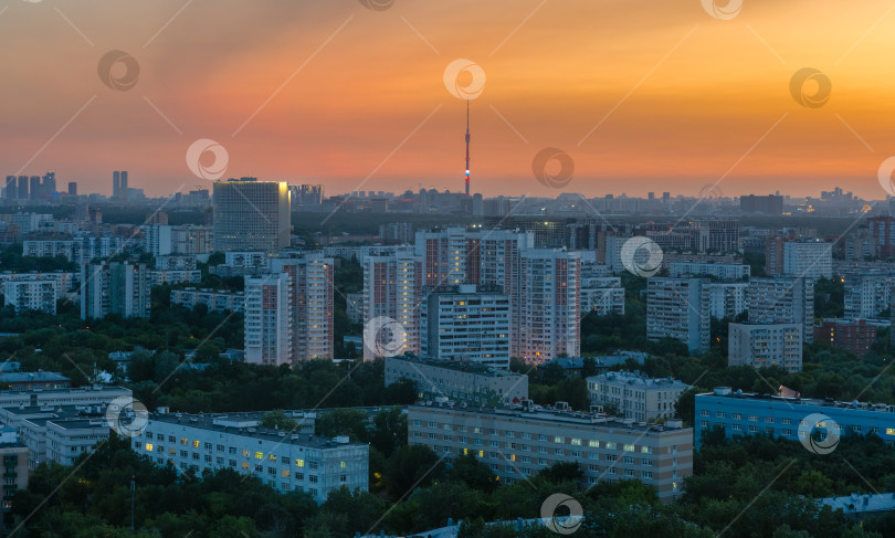 Скачать Город Москва с высоты птичьего полета в вечерних сумерках фотосток Ozero