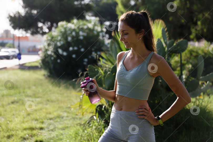 Скачать Симпатичная женщина занимается йогой в утреннем парке. Концепция здорового образа жизни на открытом воздухе. Спорт. фотосток Ozero