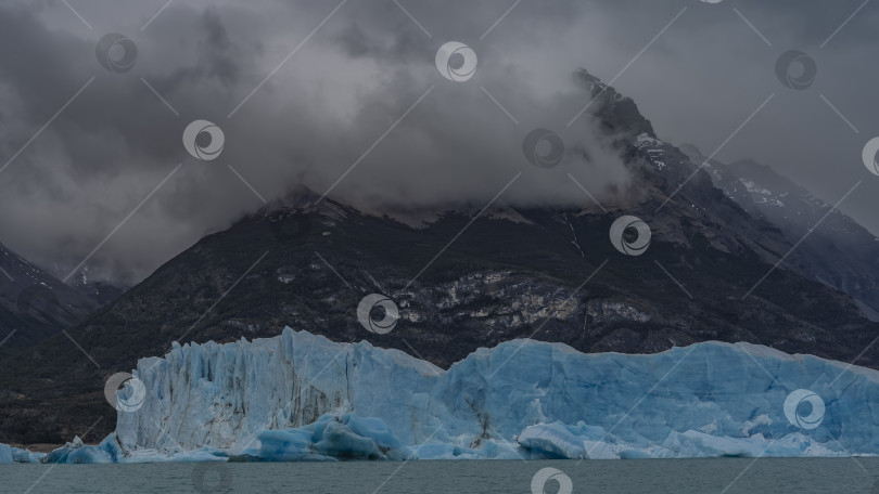 Скачать Впечатляющий голубой ледник Перито-Морено фотосток Ozero