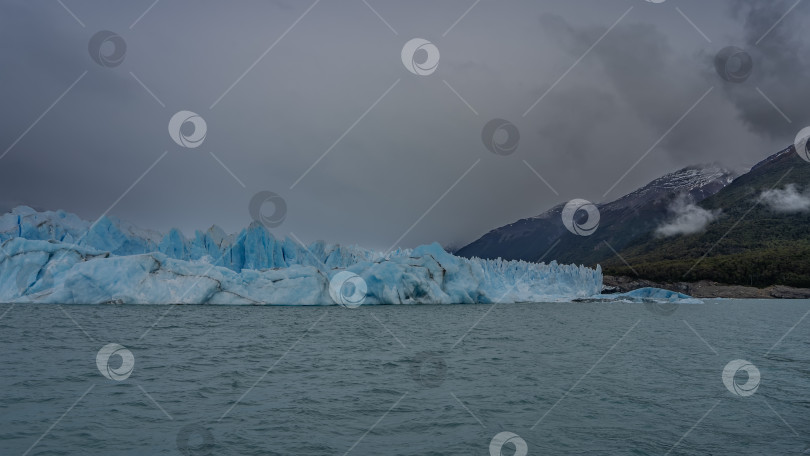 Скачать Знаменитый ледник Перито-Морено. фотосток Ozero