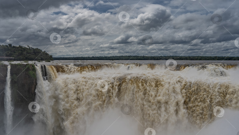 Скачать Знаменитый водопад "Горло дьявола". фотосток Ozero