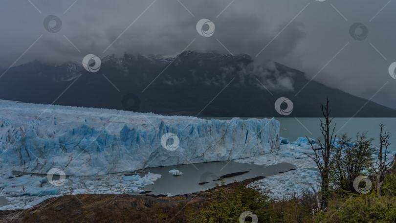 Скачать Со смотровой площадки виден прекрасный ледник Перито-Морено. фотосток Ozero