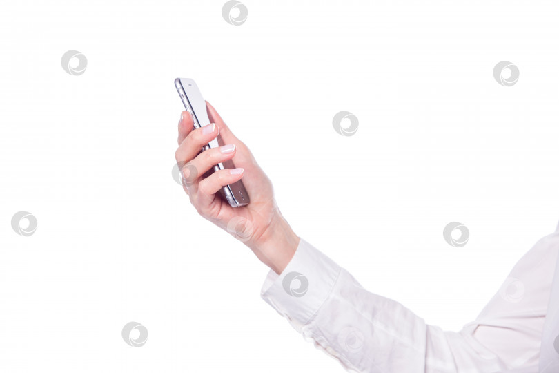 Скачать Крупный план пожилой женщины, держащей в руке современный смартфон, изолированный на белом фоне фотосток Ozero