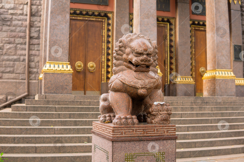 Скачать каменная статуя льва у входа в буддийский дацан Гунзечойней фотосток Ozero