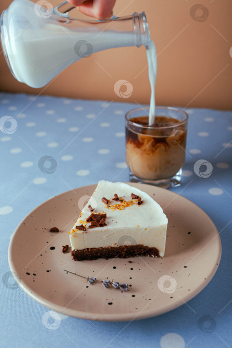 Скачать Диффузия кофе, из молочника льется молоко в кофе задавая градиент, на столе лежит треугольный кусок торта фотосток Ozero