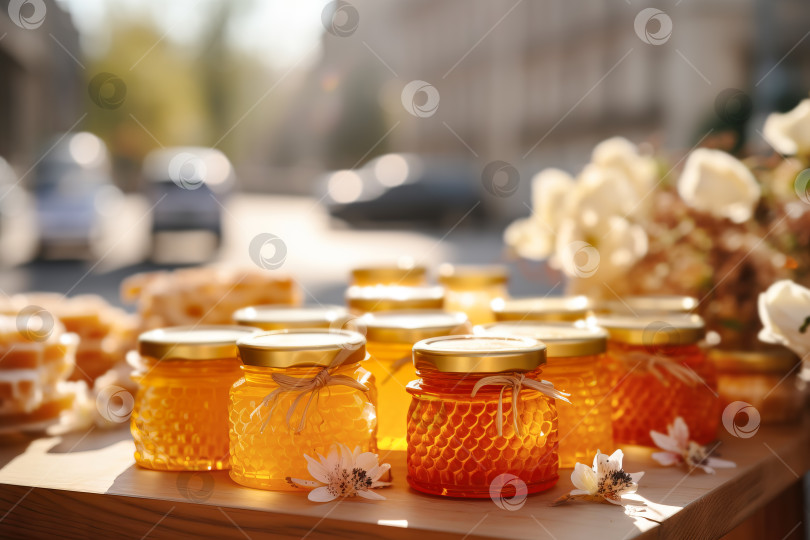 Скачать Местный рынок со свежими фермерскими продуктами. Другой мед крупным планом на уличном прилавке. Иллюстрация генеративного искусственного интеллекта фотосток Ozero