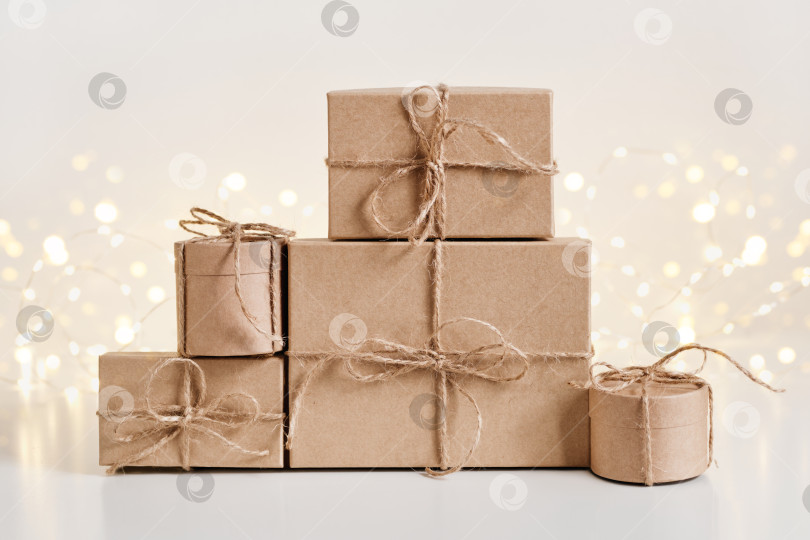 Скачать Композиция из рождественских устойчивых подарочных коробок на сияющем фоне боке. Рождество без отходов, день подарков и зимние каникулы фотосток Ozero