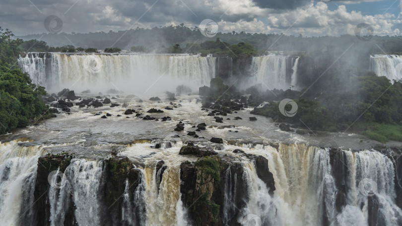 Скачать Красивый каскад водопадов. фотосток Ozero