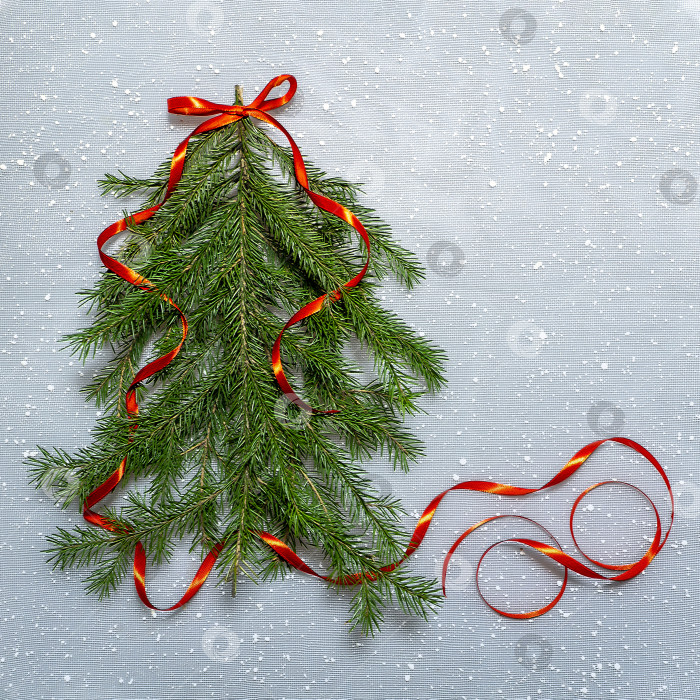 Скачать Рождественская елка украшена красной лентой. Рождественский фон фотосток Ozero