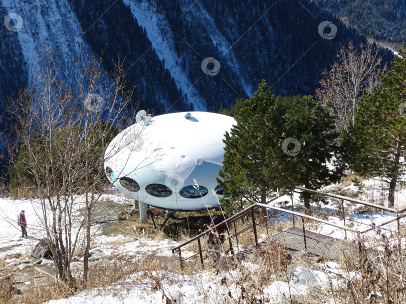 Скачать Гостиничный домик летающая тарелка, Домбай фотосток Ozero