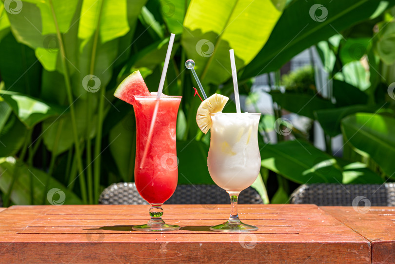 Скачать Два летних коктейля со льдом в баре у бассейна фотосток Ozero