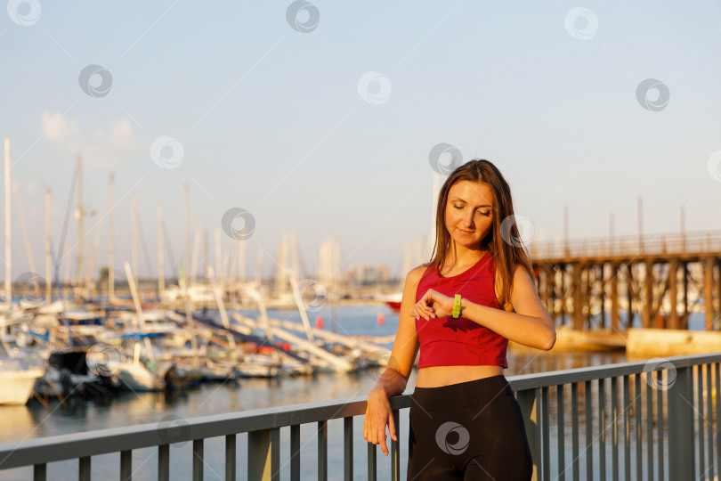 Скачать Спортивная стильная девушка занимается спортом и гуляет по городу фотосток Ozero