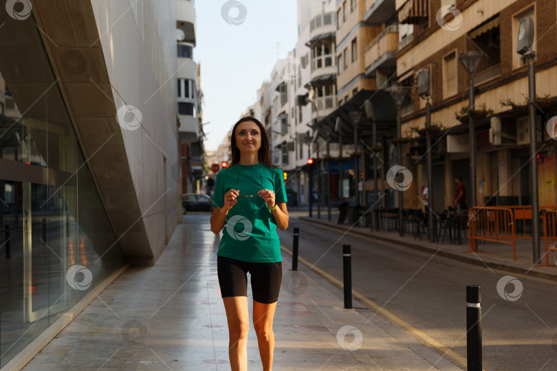 Скачать Спортивная стильная девушка занимается спортом и гуляет по городу фотосток Ozero
