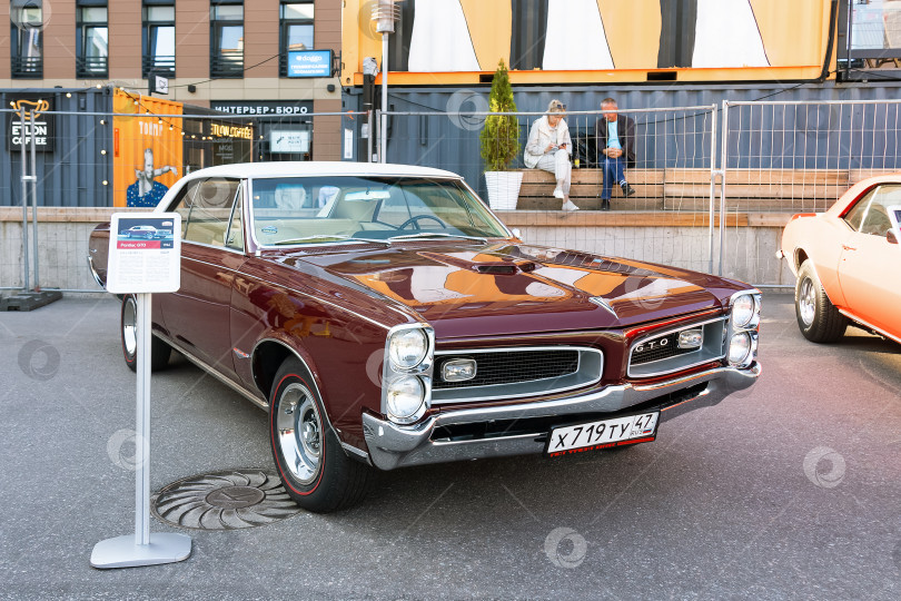 Скачать Бордовый Pontiac GTO 1966 года выпуска на выставках ретроспектива оригинальной встречи - Санктпетербург, Россия, сентябрь 2023 фотосток Ozero