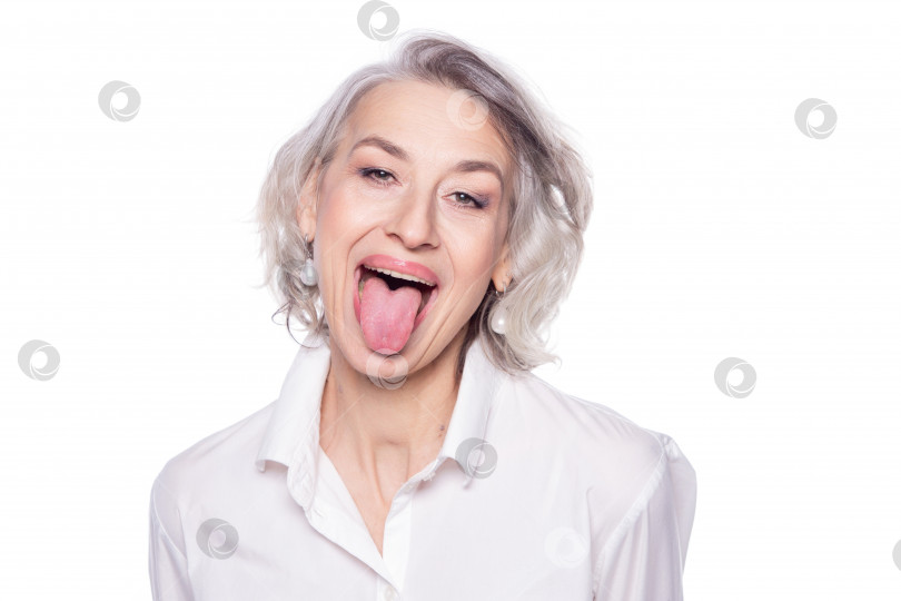 Скачать Снимок красивой зрелой женщины, развлекающейся и дразнящей, высунув язык, изолированный на белом фоне фотосток Ozero