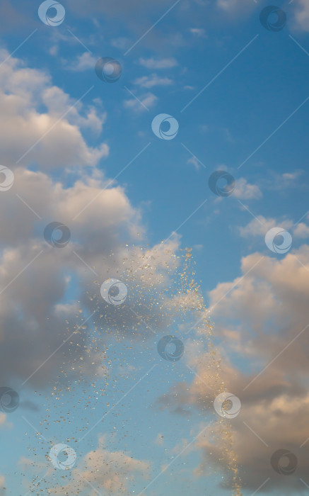 Скачать брызги чистой воды на фоне голубого неба фотосток Ozero