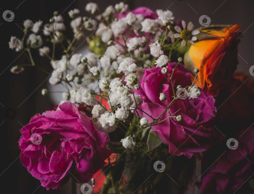 Скачать Букет цветов на окне крупным планом.Отрисованное изображение. фотосток Ozero
