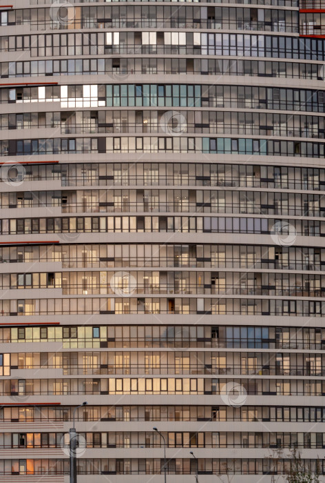 Скачать Современный многоквартирный дом, много окон, абстрактное изображение. фотосток Ozero