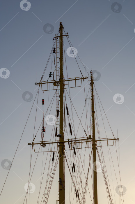 Скачать Мачты старого корабля на фоне голубого неба. фотосток Ozero