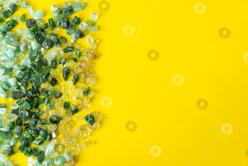 Скачать Зеленые драгоценные камни на желтом фоне.Яркий фон для вставки текста. фотосток Ozero