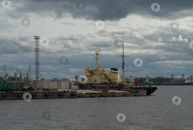 Скачать Морской порт, разгружающий грузовые суда на закате фотосток Ozero