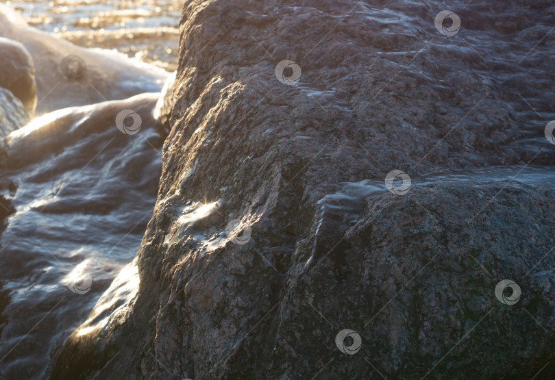 Скачать замерзшие камни на пляже.Закат зимой фотосток Ozero