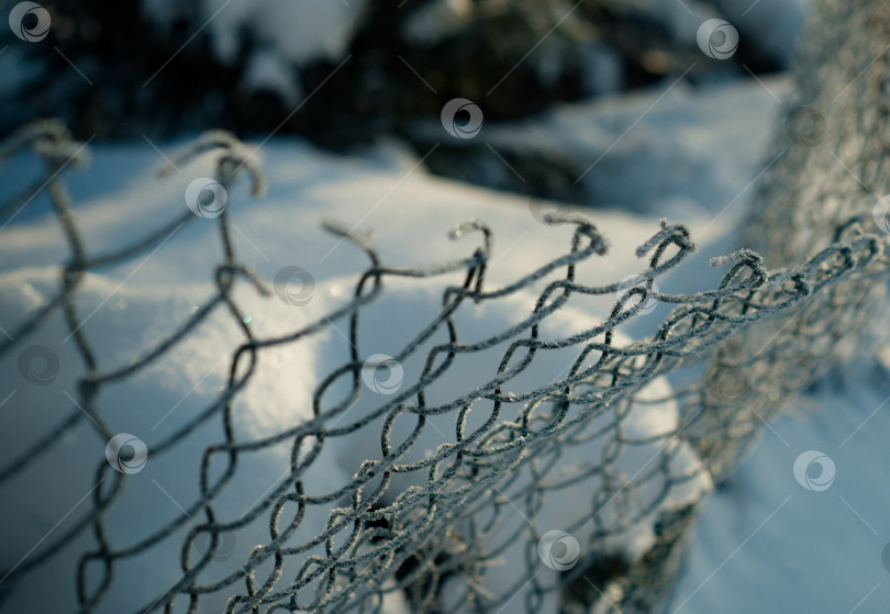Скачать Замерзший забор из металлической сетки, снежный иней, зимний день. Текстура зимнего снега Снег на абстрактном заборе из цепочек фотосток Ozero