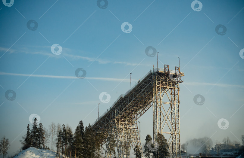 Скачать Прыжок с трамплина на зимней природе. Лыжная трасса в деревне. фотосток Ozero