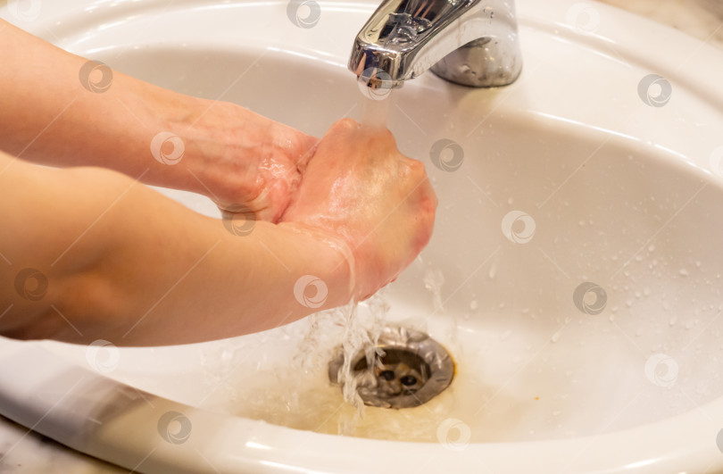 Скачать Мытье рук, растирание с мылом человека для профилактики коронавируса, гигиена, чтобы остановить распространение коронавируса. фотосток Ozero