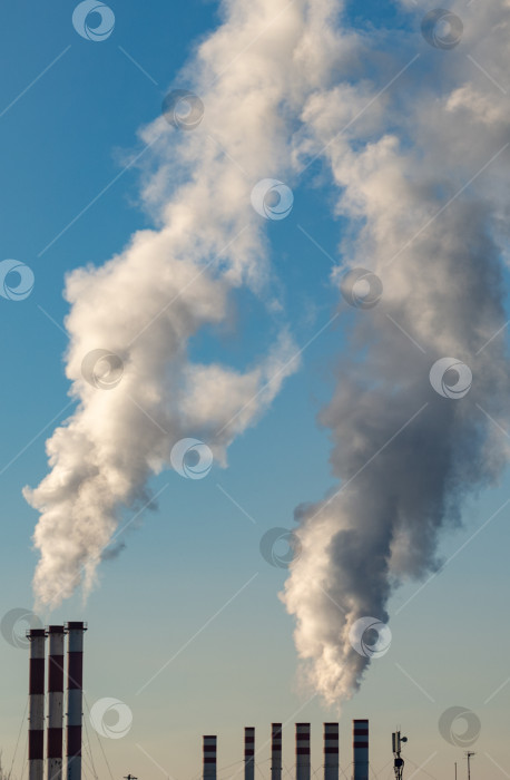 Скачать дым из труб на фоне голубого неба.Городская тепловая электростанция фотосток Ozero