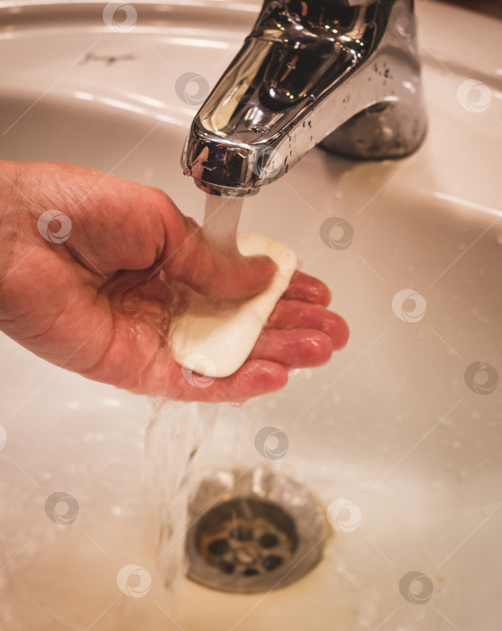 Скачать Мытье рук, растирание с мылом человека для профилактики коронавируса, гигиена, чтобы остановить распространение коронавируса. фотосток Ozero