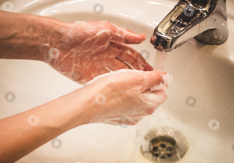 Скачать Мытье рук с мылом для профилактики коронавируса, гигиена, чтобы остановить распространение коронавируса. фотосток Ozero