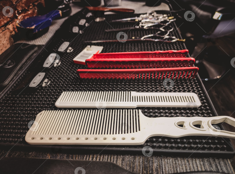 Скачать Парикмахерские инструменты на деревянном столе в парикмахерской фотосток Ozero