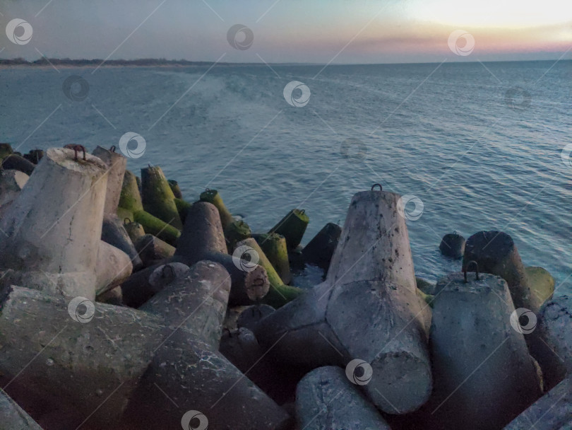 Скачать Бетонные волнорезы на плотине. Закат на Балтийском море. фотосток Ozero