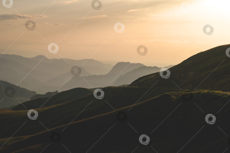 Скачать Прекрасная панорама зеленых холмов и гор на закате. фотосток Ozero
