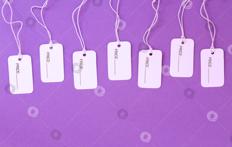 Скачать Белые ценники с пробелом для копирования на фиолетовом фоне фотосток Ozero