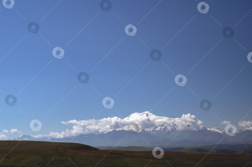 Скачать Красивый равнинный пейзаж со снежными горами вдалеке. фотосток Ozero