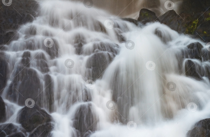 Скачать Красивый водопад в скалах. фотосток Ozero